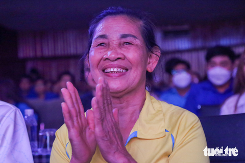 Nguyễn Thị Oanh: Nhiều đồng đội rất giỏi, tôi chỉ may mắn hơn mà thôi - Ảnh 21. Bà Nguyễn Thị Hưởng tại buổi giao lưu của con gái - Ảnh: PHƯƠNG QUYÊN