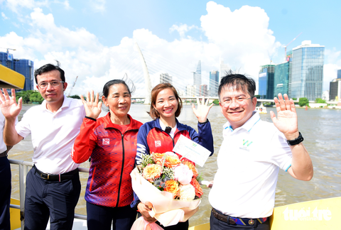 Nguyễn Thị Oanh đi buýt sông, cảm động vì những điều tuyệt vời - Ảnh 3. Nguyễn Thị Oanh đi buýt sông, cảm động vì những điều tuyệt vời - Ảnh 3.