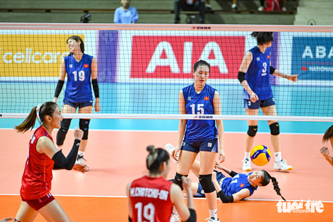 Giành thêm 20 HCV, Việt Nam đạt chỉ tiêu ở SEA Games 32 - Ảnh 3. Tuyển nữ Việt Nam (áo xanh) đã thất bại trước đối thủ quá mạnh là Thái Lan ở chung kết - Ảnh: NAM TRẦN