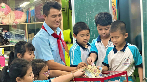 10 năm khóc cười cùng trẻ thơ - Ảnh 1. Thầy Lưu Hoàng Phúc cùng học sinh, đội viên trường quyên góp giúp đỡ nạn nhân thảm họa động đất tại Thổ Nhĩ Kỳ và Syria - Ảnh: K.ANH