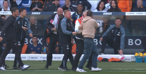 CĐV Leeds lọt qua hàng rào an ninh, tấn công HLV của Newcastle - Ảnh 2. CĐV Leeds lọt qua hàng rào an ninh, tấn công HLV của Newcastle - Ảnh 2.