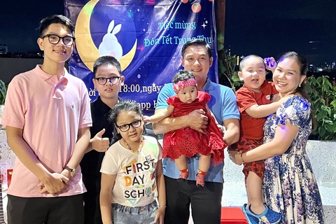 Dành hết yêu thương dựng xây một tổ ấm đông con - Ảnh 1. Gia đình Xuân Hiếu trong dịp Trung thu năm ngoái 2022 - Ảnh: NVCC