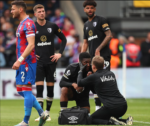 Cầu thủ Premier League bị đấm gãy mũi nhưng VAR bất lực - Ảnh 3. Cầu thủ Premier League bị đấm gãy mũi nhưng VAR bất lực - Ảnh 3.