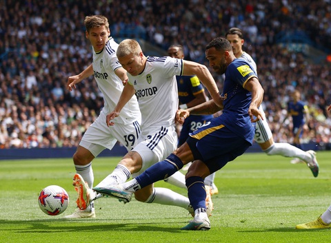 CĐV Leeds lọt qua hàng rào an ninh, tấn công HLV của Newcastle - Ảnh 5. CĐV Leeds lọt qua hàng rào an ninh, tấn công HLV của Newcastle - Ảnh 5.