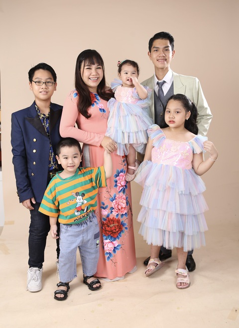 MC Xuân Hiếu bên các con - Ảnh: NVCC MC Xuân Hiếu bên các con - Ảnh: NVCC