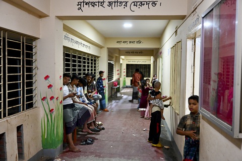 400.000 người ở Myanmar, Bangladesh sơ tán vì lốc xoáy mạnh nhất 10 năm qua - Ảnh 1. Người dân đảo Shahpori (Myanmar) sơ tán đến một trường học trước khi bão Mocha ập vào khu vực này ngày 14-5 - Ảnh: AFP