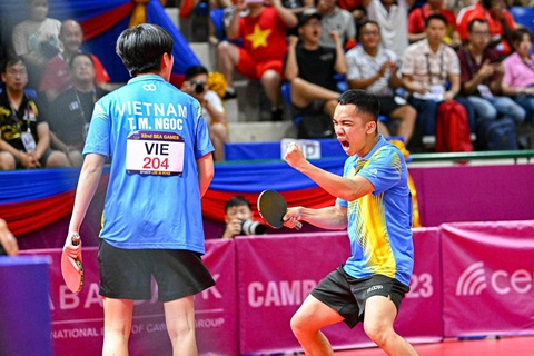 SEA Games ngày 14-5: Bóng bàn đoạt HCV đầu tiên, Việt Nam có 94 HCV - Ảnh 3. Trần Mai Ngọc và Đinh Anh Hoàng đoạt HCV đôi nam nữ - Ảnh: NAM TRẦN