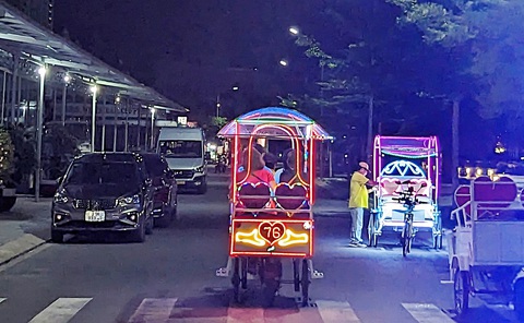 Những chú xe lôi thân thiện ở Hà Tiên - Ảnh 1. Những chiếc xe lôi điện nhiều màu sắc ở Hà Tiên - Ảnh: L.ĐOAN