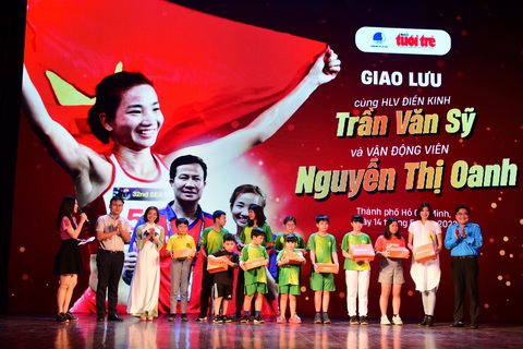 VĐV Nguyễn Thị Oanh: Sự nghiệt ngã giúp tôi bùng nổ - Ảnh 4. Cựu vận động viên nhảy cao Nguyễn Thị Ngọc Tâm và các học viên trung tâm phát triển chiều cao nhận quà từ doanh nghiệp đồng hành BITI'S - Ảnh: DUYÊN PHAN