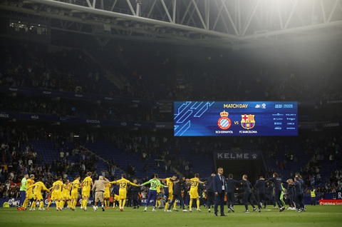 Cổ động viên tràn vào sân, cầu thủ Barca hoảng sợ bỏ dở buổi ăn mừng danh hiệu - Ảnh 2. Cổ động viên tràn vào sân, cầu thủ Barca hoảng sợ bỏ dở buổi ăn mừng danh hiệu - Ảnh 2.
