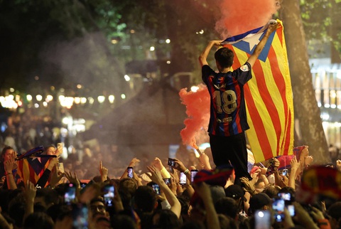 Cổ động viên tràn vào sân, cầu thủ Barca hoảng sợ bỏ dở buổi ăn mừng danh hiệu - Ảnh 6. Cổ động viên tràn vào sân, cầu thủ Barca hoảng sợ bỏ dở buổi ăn mừng danh hiệu - Ảnh 6.