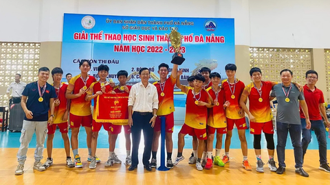 Thầy giáo mở "trường" dạy bóng chuyền miễn phí - Ảnh 4. Học sinh Đà Nẵng do thầy Trường huấn luyện tham dự giải bóng chuyền và đạt thành tích cao - Ảnh: H.R.