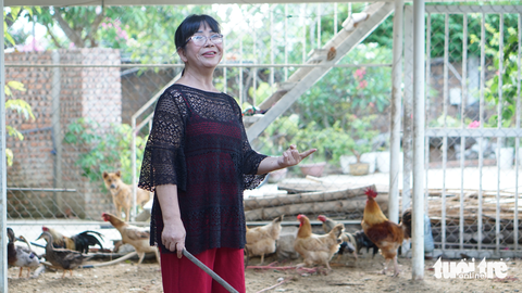 Sư Cuộc sống của Ánh Tuyết xoay quanh các vật nuôi và cây cỏ - Ảnh: TRẦN MẶC