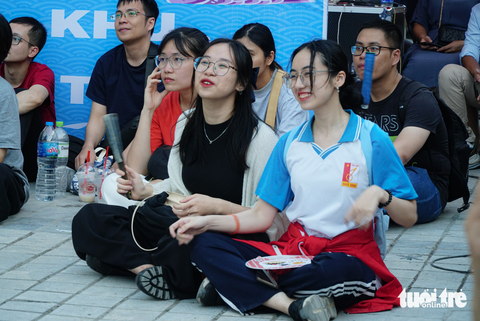 Giai điệu sôi động của các tiết mục Yosakoi khiến khán giả không thể ngồi yên mà nhún nhảy theo điệu nhạc - Ảnh: NGUYỄN HIỀN Giai điệu sôi động của các tiết mục Yosakoi khiến khán giả không thể ngồi yên mà nhún nhảy theo điệu nhạc - Ảnh: NGUYỄN HIỀN