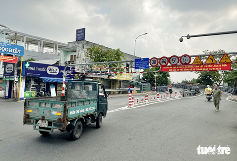 Cấm ô tô qua cầu An Phú Đông, nhiều tài xế còn bỡ ngỡ - Ảnh 5. Cấm ô tô qua cầu An Phú Đông, nhiều tài xế còn bỡ ngỡ - Ảnh 5.