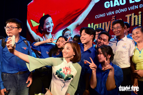 VĐV Nguyễn Thị Oanh: Sự nghiệt ngã giúp tôi bùng nổ - Ảnh 1. Nguyễn Thị Oanh chụp ảnh cùng bạn trẻ tại TP.HCM