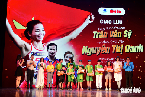 VĐV Nguyễn Thị Oanh: Sự nghiệt ngã giúp tôi bùng nổ - Ảnh 8. Cựu vận động viên nhảy cao Nguyễn Thị Ngọc Tâm và các học viên Trung tâm phát triển chiều cao Bằng Tâm nhận quà của đơn vị đồng hành BITI'S