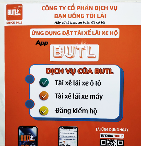 Uống bia tiền triệu sao tiếc tiền xe ôm? - Ảnh 1. Một trong những dịch vụ "bạn uống tôi lái" - Ảnh: Đ.TUẤN