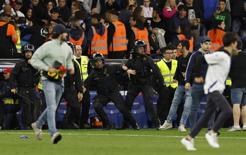 Cổ động viên tràn vào sân, cầu thủ Barca hoảng sợ bỏ dở buổi ăn mừng danh hiệu - Ảnh 1. Cổ động viên tràn vào sân, cầu thủ Barca hoảng sợ bỏ dở buổi ăn mừng danh hiệu - Ảnh 1.