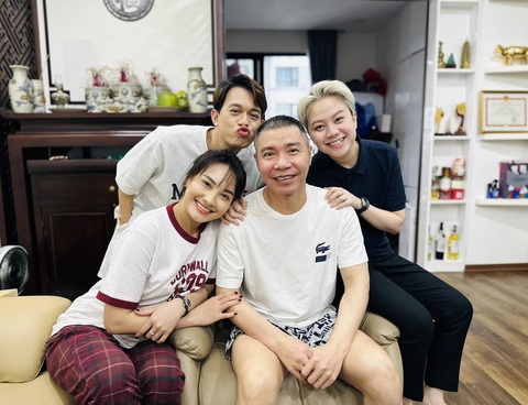 Cô Đẩu Công Lý tươi tắn bên dàn sao Về nhà đi con - Ảnh 1. Cô Đẩu Công Lý tươi tắn bên dàn sao Về nhà đi con - Ảnh 1.