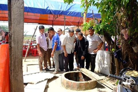 Hai người thoát chết kể lại vụ giải cứu ba cha con chết dưới giếng - Ảnh 1. Hai người thoát chết kể lại vụ giải cứu ba cha con chết dưới giếng - Ảnh 1.