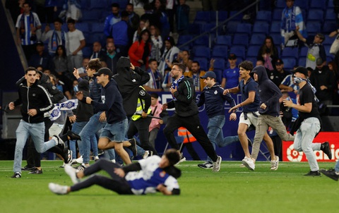 Cổ động viên tràn vào sân, cầu thủ Barca hoảng sợ bỏ dở buổi ăn mừng danh hiệu - Ảnh 3. Cổ động viên tràn vào sân, cầu thủ Barca hoảng sợ bỏ dở buổi ăn mừng danh hiệu - Ảnh 3.
