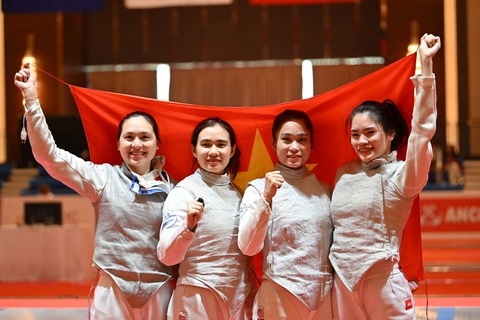 SEA Games ngày 15-5: Đấu kiếm, cầu mây giành 2 HCV - Ảnh 3. Việt Nam đã giành HCB nội dung đồng đội nữ kiếm chém - Ảnh: NAM TRẦN