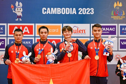 SEA Games ngày 15-5: Đấu kiếm, cầu mây giành 2 HCV - Ảnh 4. Các vận động viên Việt Nam giành HCV nội dung đồng đội nam kiếm chém - Ảnh: NAM TRẦN