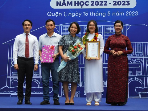 Trường Trần Đại Nghĩa tôn vinh phụ huynh trong lễ khen thưởng học sinh giỏi - Ảnh 1. Trường Trần Đại Nghĩa tôn vinh phụ huynh trong lễ khen thưởng học sinh giỏi - Ảnh 1.