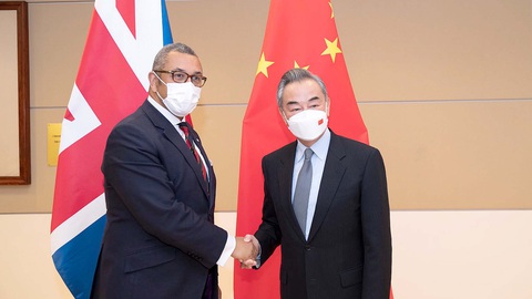 Anh thực dụng hơn với Trung Quốc - Ảnh 1. Ngoại trưởng Anh James Cleverly gặp nhà ngoại giao hàng đầu Trung Quốc Vương Nghị vào tháng 9-2022 tại trụ sở Liên Hiệp Quốc - Ảnh: CGTN