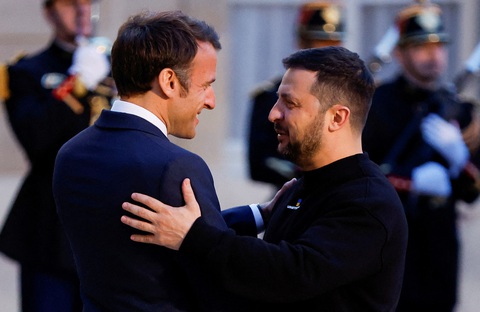Ông Zelensky đến Pháp, ông Macron hứa tặng thêm hàng chục xe tăng - Ảnh 1. Ông Zelensky đến Pháp, ông Macron hứa tặng thêm hàng chục xe tăng - Ảnh 1.