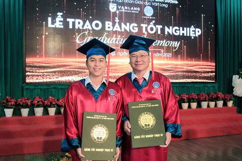 Cha và con cùng tốt nghiệp thạc sĩ - Ảnh 1. Cha và con cùng tốt nghiệp thạc sĩ - Ảnh 1.