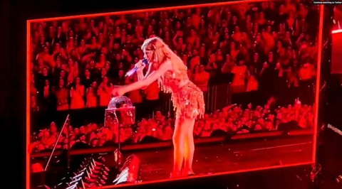 Taylor Swift được khen khi dừng cả live show để bênh vực một fan nữ - Ảnh 1. Taylor Swift được khen khi dừng cả live show để bênh vực một fan nữ - Ảnh 1.
