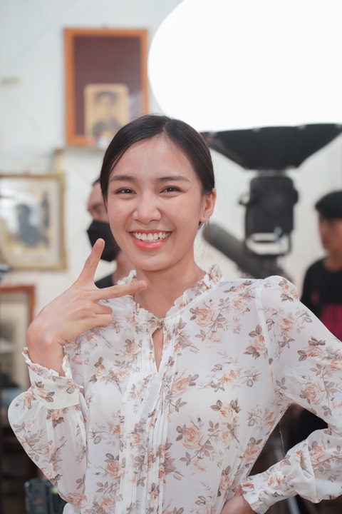 Tú Tri đóng cảnh tình cảm với bạn diễn nam hơn 30 tuổi trong Lật mặt 6 ra sao? - Ảnh 1. Tú Tri đóng cảnh tình cảm với bạn diễn nam hơn 30 tuổi trong Lật mặt 6 ra sao? - Ảnh 1.