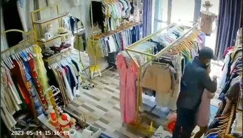 Tên cướp dùng dao khống chế chủ tiệm quần áo cướp vòng vàng - Ảnh 1. Tên cướp dùng dao khống chế chủ tiệm quần áo cướp vòng vàng - Ảnh 1.