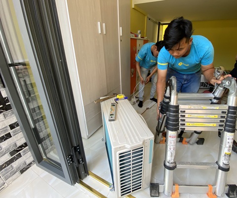 Nguy cơ thiếu điện, giải quyết ra sao? - Ảnh 2. Trời nắng nóng, người dân lắp đặt máy lạnh nên lượng tiêu thụ điệntăng cao - Ảnh: TỰ TRUNG