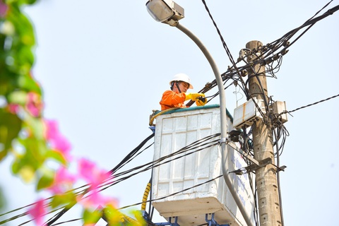Nắng nóng, thủy điện cạn nước… kêu gọi người dân tiết kiệm điện - Ảnh 1. Nắng nóng, thủy điện cạn nước… kêu gọi người dân tiết kiệm điện - Ảnh 1.