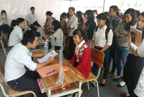 Đà Nẵng thực hiện nhiều giải pháp tạo việc làm cho người lao động - Ảnh 1. Người lao động đến tham dự, phỏng vấn tại phiên giao dịch việc làm định kỳ hằng tuần ở Đà Nẵng - Ảnh: V.H.