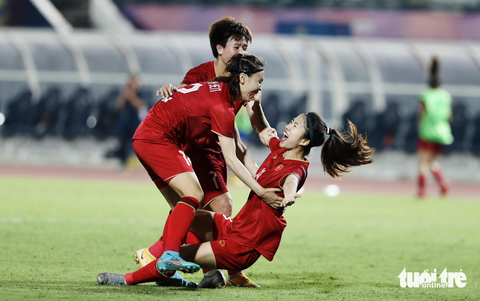 Đoạt HCV SEA Games 32, tuyển nữ Việt Nam: Đẳng cấp nữ hoàng - Ảnh 1. Không chỉ ghi bàn thắng đẹp, Thanh Nhã (bìa phải) còn có màn ăn mừng rất dễ thương và ấn tượng - Ảnh: N.KHÔI