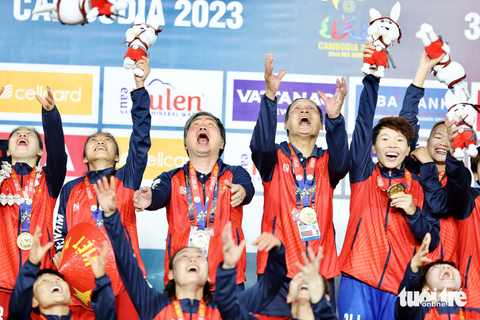 Hôm nay, tuyển nữ Việt Nam mang HCV SEA Games 32 về nước - Ảnh 1. Hôm nay, tuyển nữ Việt Nam mang HCV SEA Games 32 về nước - Ảnh 1.
