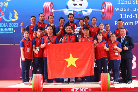 SEA Games ngày 16-5: Quốc Toàn đoạt HCV đầu tiên, phá 3 kỉ lục SEA Games - Ảnh 3. Cử tạ đã mang về cho Việt Nam tấm HCV đầu tiên trong ngày 16-5 - Ảnh: QUANG MINH