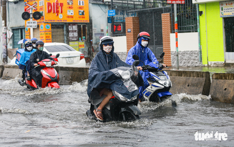 Mưa hơn 10 phút, đường TP Thủ Đức ngập lênh láng, rác dồn thành đống - Ảnh 3. Mưa hơn 10 phút, đường TP Thủ Đức ngập lênh láng, rác dồn thành đống - Ảnh 3.