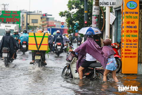 Mưa hơn 10 phút, đường TP Thủ Đức ngập lênh láng, rác dồn thành đống - Ảnh 4. Mưa hơn 10 phút, đường TP Thủ Đức ngập lênh láng, rác dồn thành đống - Ảnh 4.