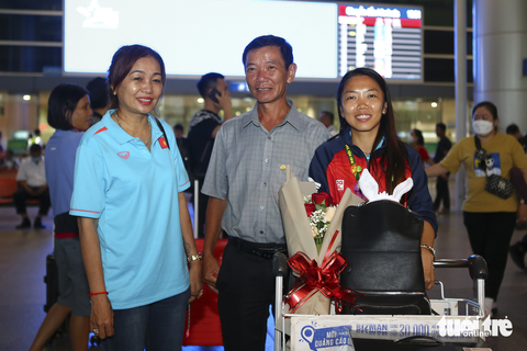Tuyển nữ Việt Nam hạnh phúc ngày trở về - Ảnh 7. Tuyển nữ Việt Nam hạnh phúc ngày trở về - Ảnh 7.