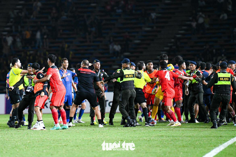 U22 Indonesia và Thái Lan hỗn chiến ở chung kết SEA Games 32 - Ảnh 3. Lực lượng an ninh phải vào sân ngăn cản ẩu đả giữa cầu thủ hai đội - Ảnh: NAM TRẦN