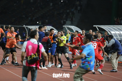 U22 Indonesia và Thái Lan hỗn chiến ở chung kết SEA Games 32 - Ảnh 6. U22 Indonesia và Thái Lan hỗn chiến ở chung kết SEA Games 32 - Ảnh 6.