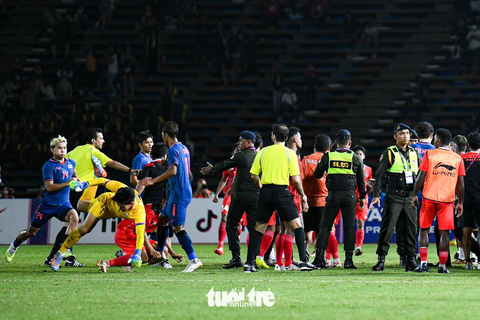 U22 Indonesia và Thái Lan hỗn chiến ở chung kết SEA Games 32 - Ảnh 5. U22 Indonesia và Thái Lan hỗn chiến ở chung kết SEA Games 32 - Ảnh 5.