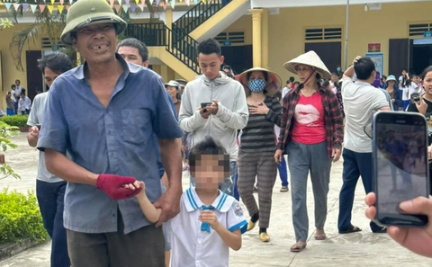 Bé gái ngủ trong tủ phòng học hơn 4 tiếng, cả xã đi tìm - Ảnh 1. Bé gái ngủ trong tủ phòng học hơn 4 tiếng, cả xã đi tìm - Ảnh 1.