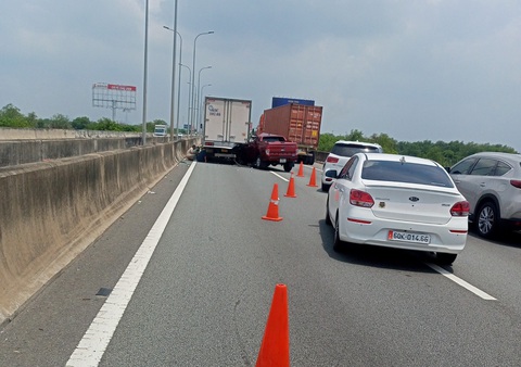 Xe bán tải nát đầu sau cú tông đuôi xe tải trên cao tốc - Ảnh 2. Xe bán tải nát đầu sau cú tông đuôi xe tải trên cao tốc - Ảnh 2.