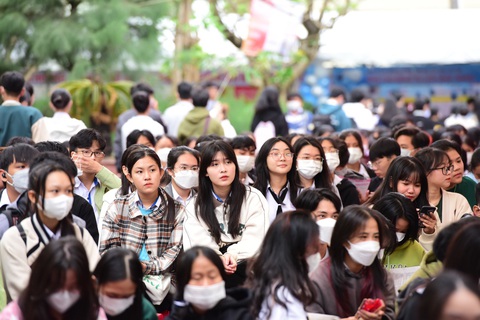 Tăng học phí: Không để giảm cơ hội vào đại học - Ảnh 1. Học sinh trong một chương trình tư vấn tuyển sinh - hướng nghiệp 2023 do báo Tuổi Trẻ tổ chức - Ảnh: DUYÊN PHAN